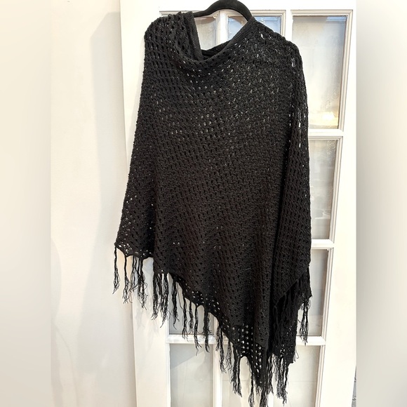 LuLaRoe MiMi Black Knit Shawl Poncho Wrap Fringe Boho Limited Edition One Size - Picture 3 of 8